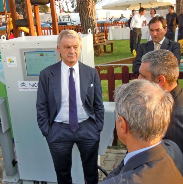 Il Ministro Clini ha ribadito che questa stazione di ricarica veloce in corrente continua a 400 volt, ideata dagli ingegneri del POMOS, è un passo avanti significativo nello sviluppo di sistemi di mobilità sostenibile Pomos 5